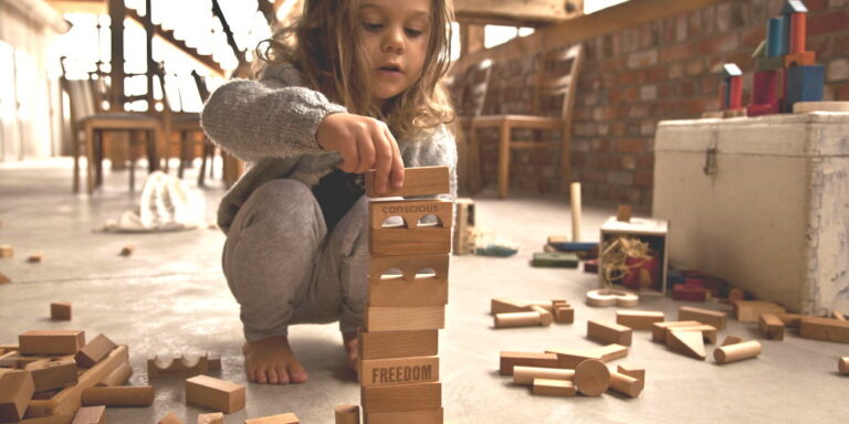 Pädagogisches Spielzeug im Kinderzimmer: Lernen durch Spielen